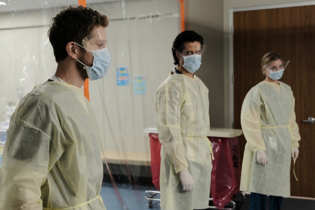 Conrad Hawkins (Matt Czuchry), Dr. Alec Shaw (Miles Gaston Villanueva) et Nic Nevin (Emily VanCamp).
