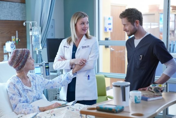 Nic Nevin (Emily VanCamp) et Conrad Hawkins (Matt Czuchry) sont avec une patiente