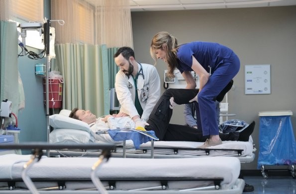 Kitt Voss (Jane Leeves) et Irving (Tasso Feldman) s'occupent d'un patient
