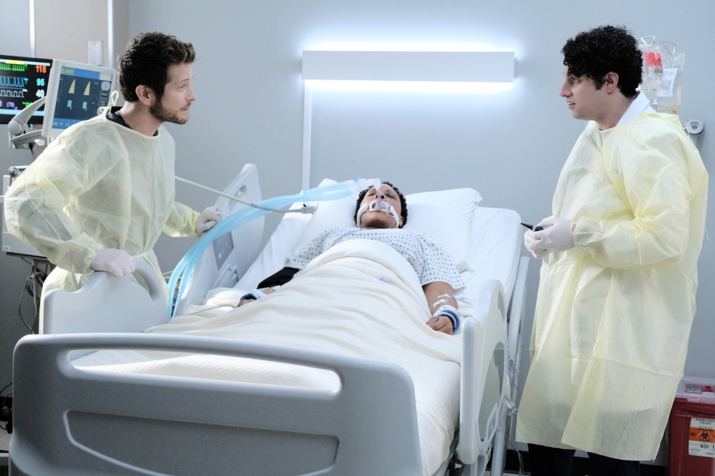 Conrad et Ezra (Eli Gelb) s'occupent d'un patient